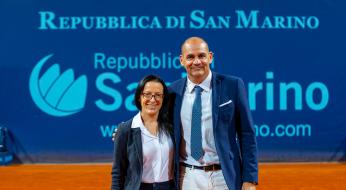 Due persone in posa su un campo da tennis a San Marino.