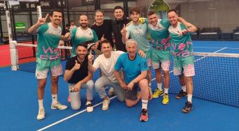 Gruppo di uomini sorridenti su un campo da padel, festeggiano con entusiasmo.