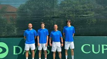Quattro uomini in tenuta da tennis, pronti per una sfida sulla terra rossa.