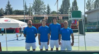 Quattro uomini in divisa blu, pronti per la sfida della Coppa Davis.