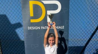 Bambina sorridente alza trofeo, sole splendente, vittoria sportiva.