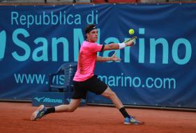 Cecchinato (n.1 del torneo) debutta vincendo il derby con Lorenzi